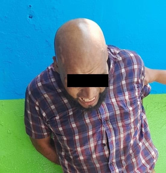 Luego de ingresar a un kínder y decir que lo habían baleado, además de morder a un policía y patear a otro, un hombre fue detenido por elementos de la Secretaría de Seguridad y Protección a la Ciudadanía de Monterrey, ayer en la Colonia Hidalgo.