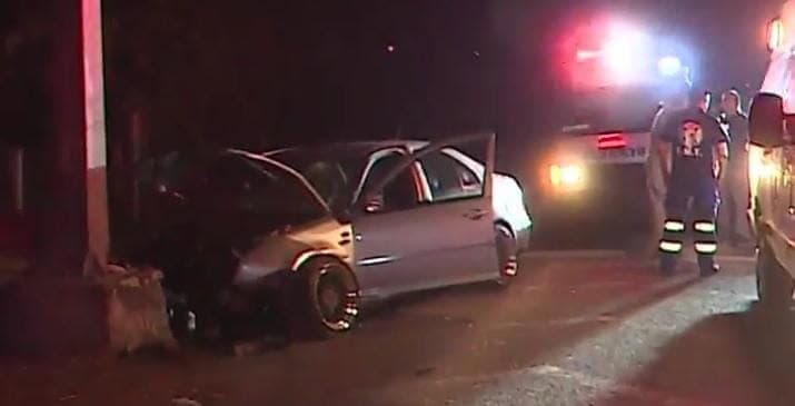 Una aparente dormitada al volante, ocasionó que un automovilista se estrellara contra un anuncio de bandera, la madrugada de ayer en la Carretera a Laredo a la altura del Anillo Periférico, municipio de Apodaca.