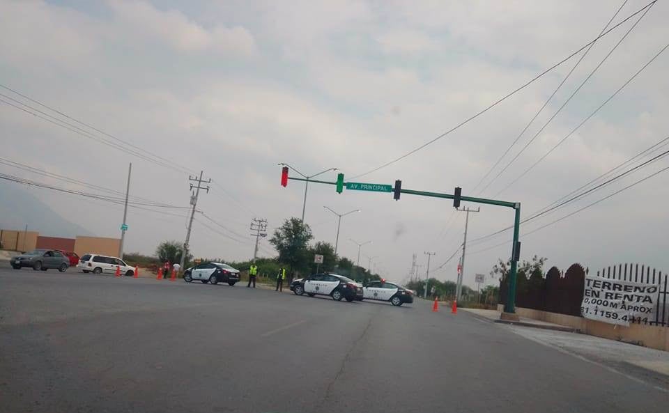 Un hombre murió fulminado al recibir una descarga de 13 mil voltios, cuando manipulaba los cables de la Comisión Federal de Electricidad, en la Colonia Portal de Lincoln en García.