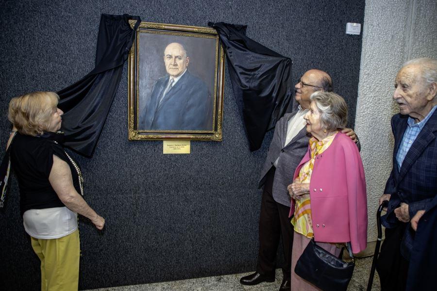 Guarda UDEM recuerdo de don Antonio L. Rodríguez con pieza al óleo