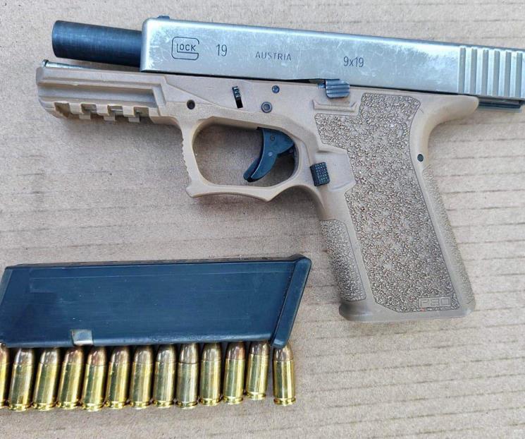 Detienen a hombre con arma de fuego Detienen a hombre con arma de fuego