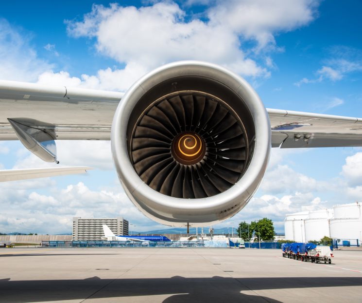 Muere hombre por turbina encendida de avión