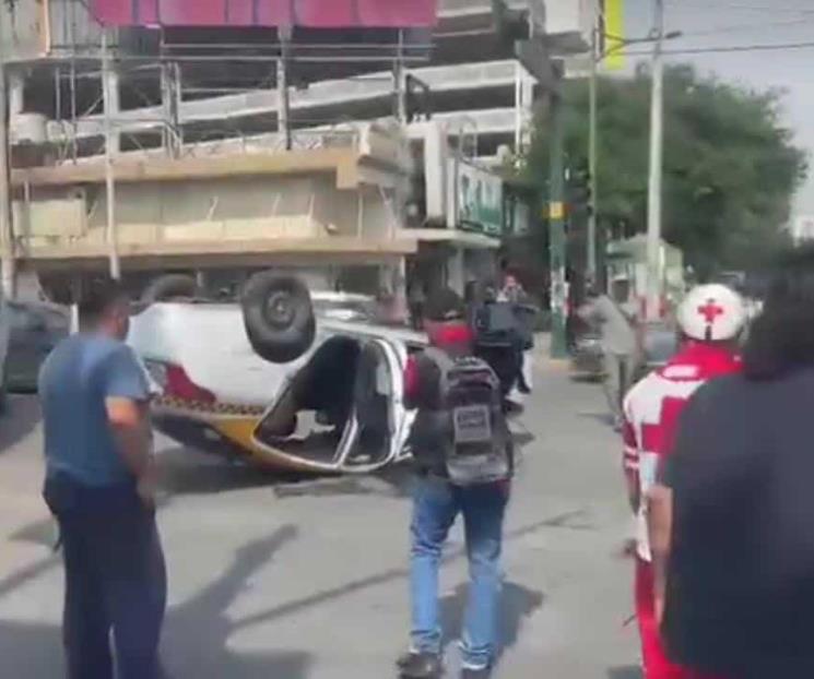 Choca y vuelca taxi
