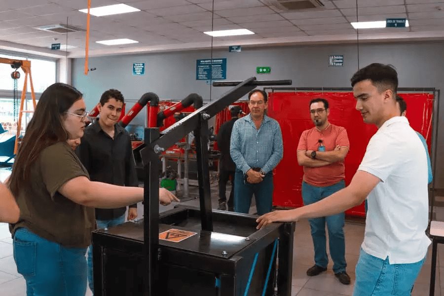 Alumnos del Tec construyen y entregan compactadora de PET a asociaci