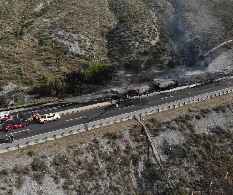Colapsa choque de tráileres a la autopista a Saltillo