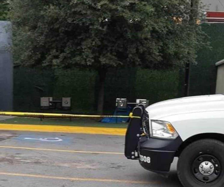 Indagan muerte de hombre afuera de establecimiento en Monterrey