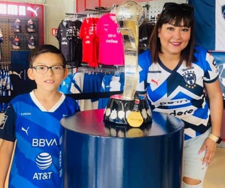 Posan con el trofeo de las Rayadas