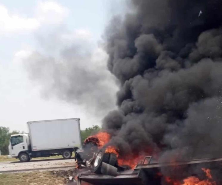 Choque múltiple deja un muerto y tráileres destruidos en China