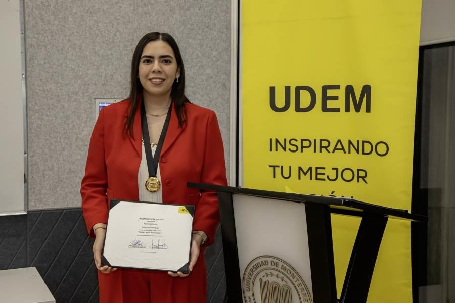 Entregan reconocimiento a mejor alumna de Derecho