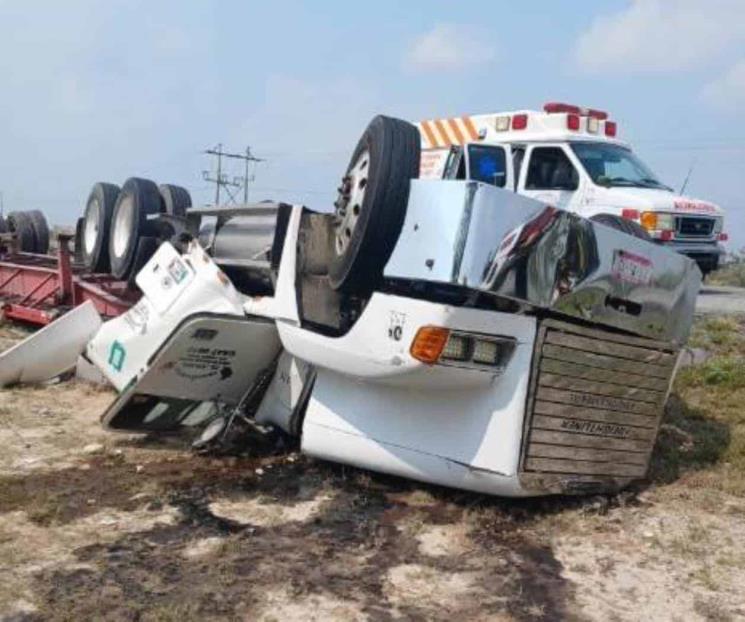 Vuelca tráiler en Sabinas Hidalgo, conductor muere