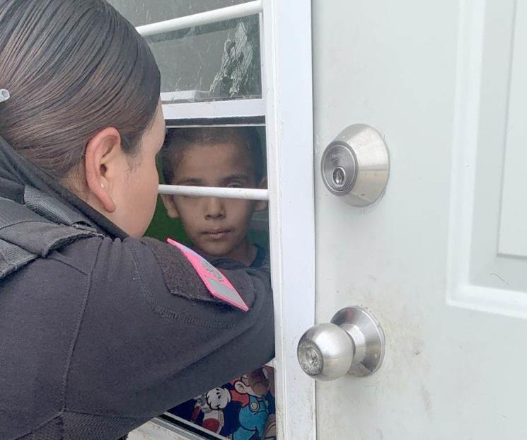 Rescatan a niños que quedan encerrados y sin comida