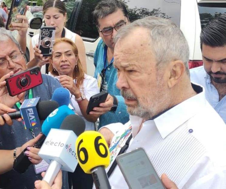 Mauricio Fernández acude a emitir su voto en San Pedro