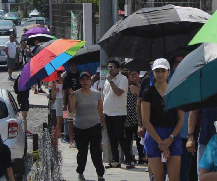 Reportan largas filas y retrasos en casillas de Nuevo León