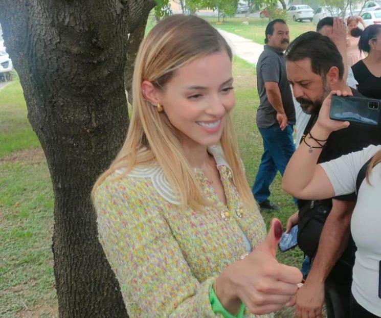 Mariana Rodríguez acude a votar en Monterrey