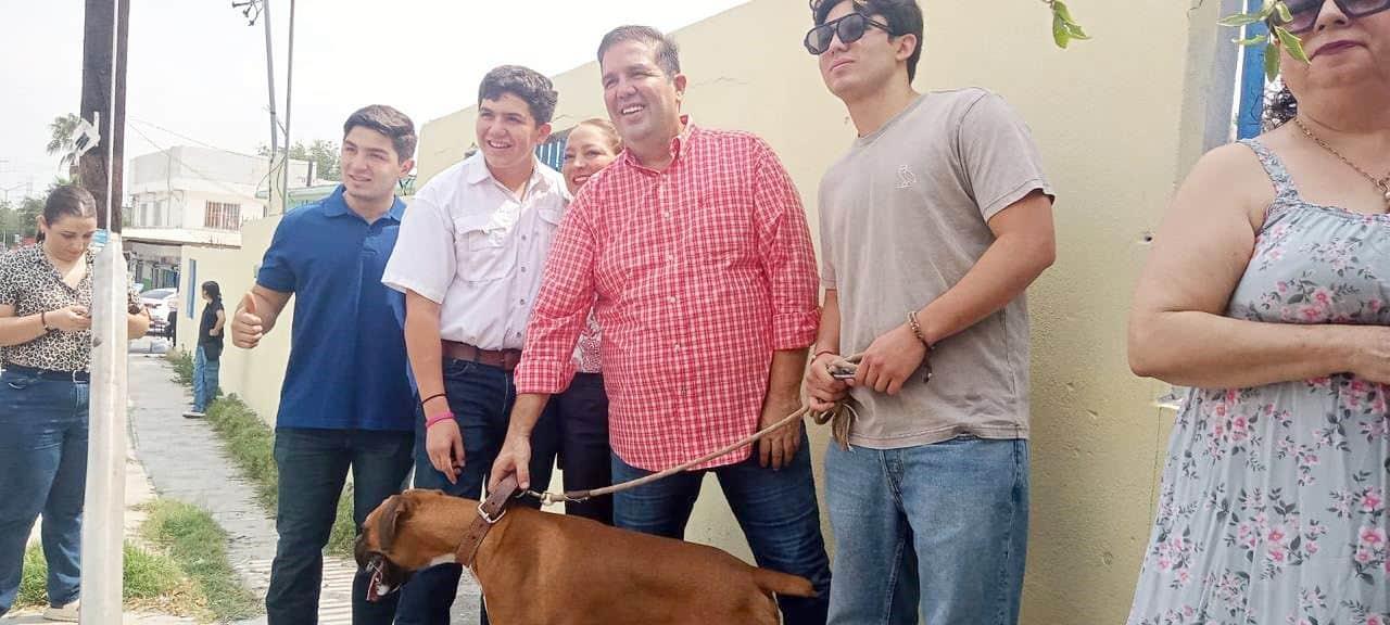 Va Ochoa a  votar con todo y perro