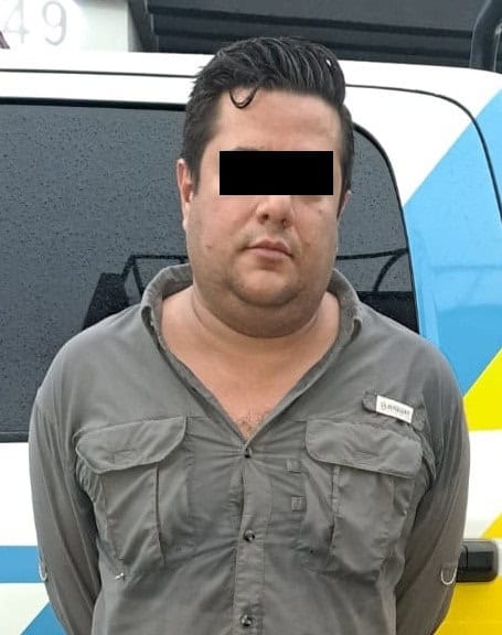 Un hombre fue detenido por oficiales de la Policía de Monterrey, luego de presuntamente amenazar a su pareja con una pistola, en la colonia Cumbres Elite, sector Bosques de la Cima, al poniente de la ciudad.