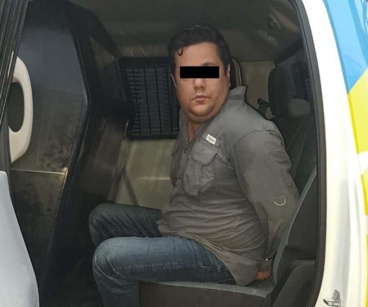 Amenaza a su pareja con una pistola