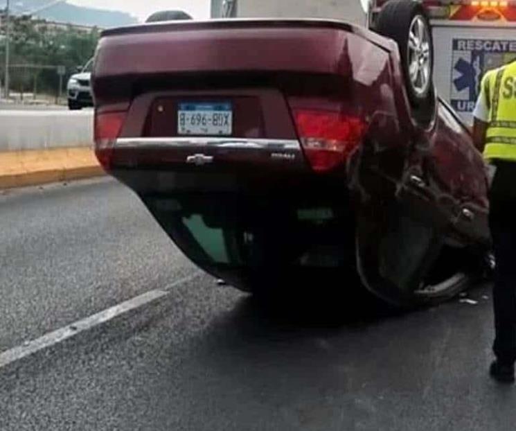 Vuelca en la Avenida Morones Prieto