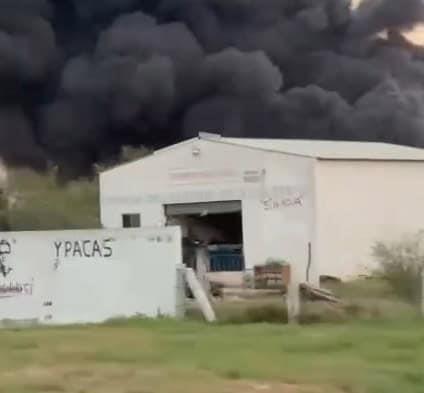 Arde basurero en Sabinas Hidalgo