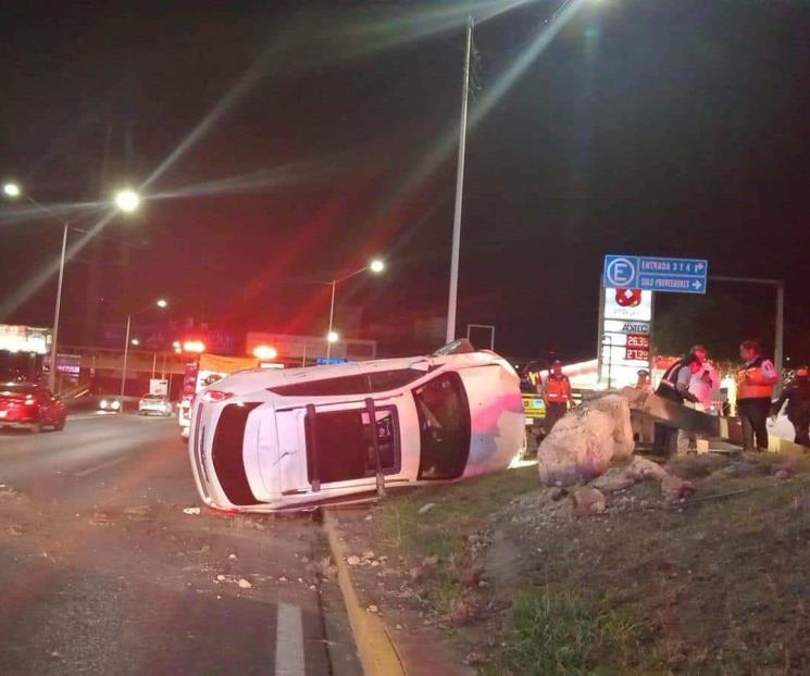 Vuelca en la Avenida Lázaro Cárdenas