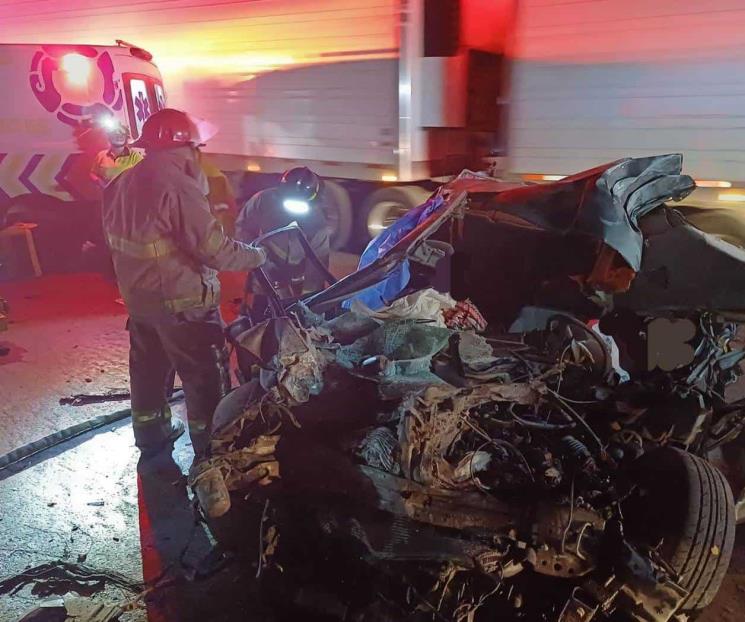 Conductor muere prensado tras chocar contra camión en Pesquería Conductor muere prensado tras chocar contra camión en Pesquería