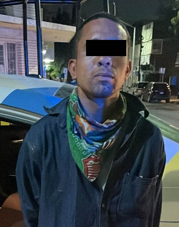 Un hombre fue detenido por oficiales de la Policía de Monterrey, presuntamente al encontrarle en su poder tres bolsitas de hierba verde con las características de la mariguana.