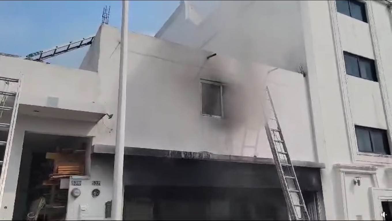 Tres personas fueron rescatadas del interior de una vivienda ubicada en el municipio de Guadalupe, luego de incendiarse su vivienda, debido a un corto circuito.