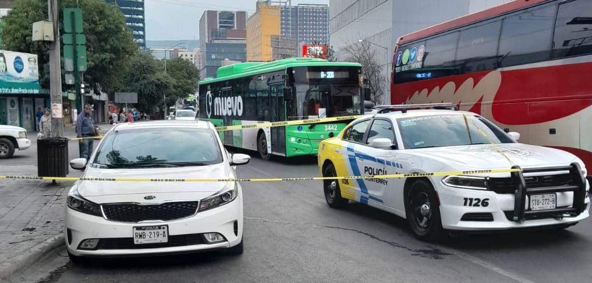 Dos hermanas fueron detenidas por oficiales de la Policía de Monterrey, al ir a bordo de un automóvil con reporte de  robado, en el centro de la ciudad.