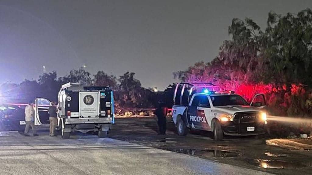 Los cuerpos de dos hombres decapitados y con evidentes huellas de violencia, fueron encontrados abandonados en un lote baldío en los límites de los municipios de Escobedo y El Carmen, Nuevo León.