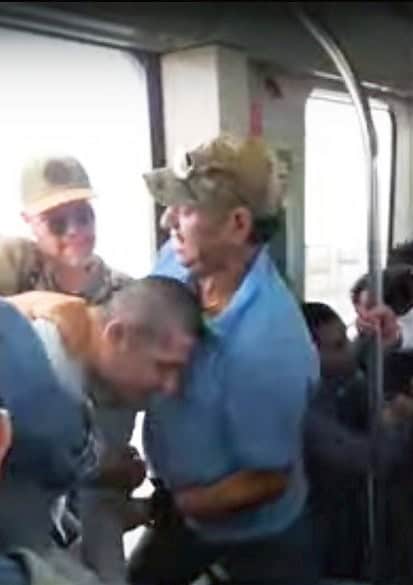 La línea III del Metro se retrasó por espacio de 20 minutos, luego que dos de los usuarios se enfrentaron a golpes, por un simple rozón al estar el vagón muy lleno.