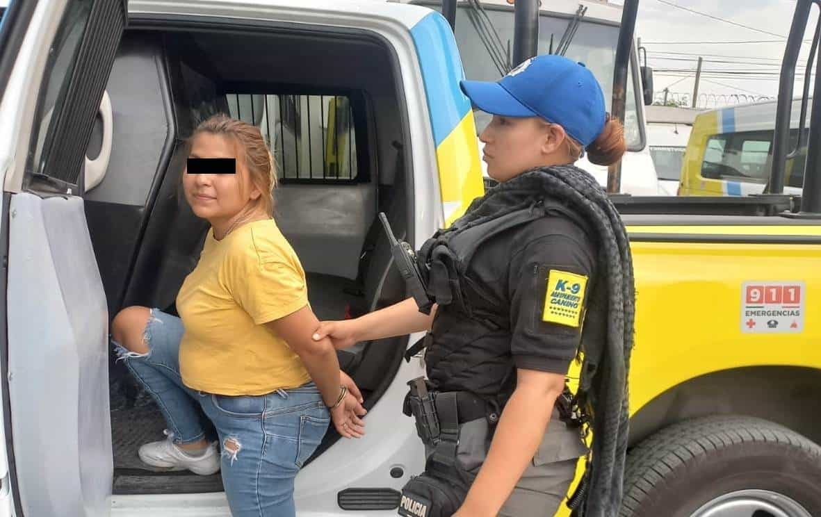 Una pareja fue detenida por oficiales del grupo Canino de la Policía de Monterrey, luego de presuntamente cometer un robo en una tienda que vende diversos artículos para el hogar, en la Plaza Comercial Morelos, en el centro de la ciudad.