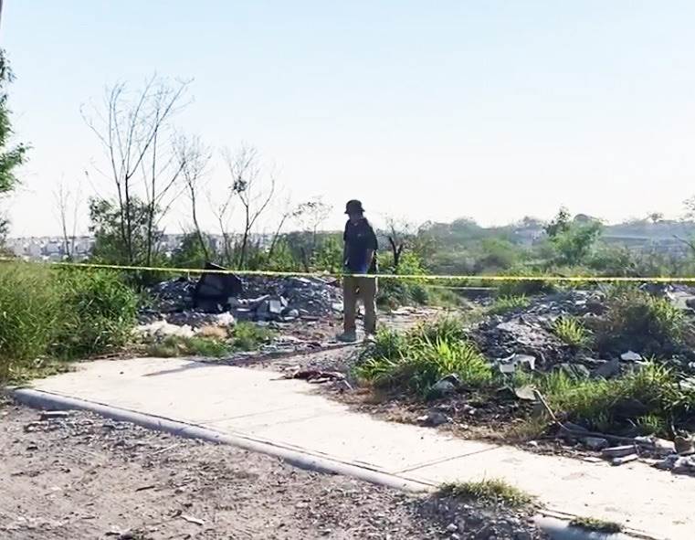 Un hombre completamente vestido de negro, fue encontrado asesinado de tres impactos de arma de fuego en un lote baldío del municipio de Juárez.Los trágicos hechos fueron descubiertos por un pepenador que estaba buscando latas de aluminio.