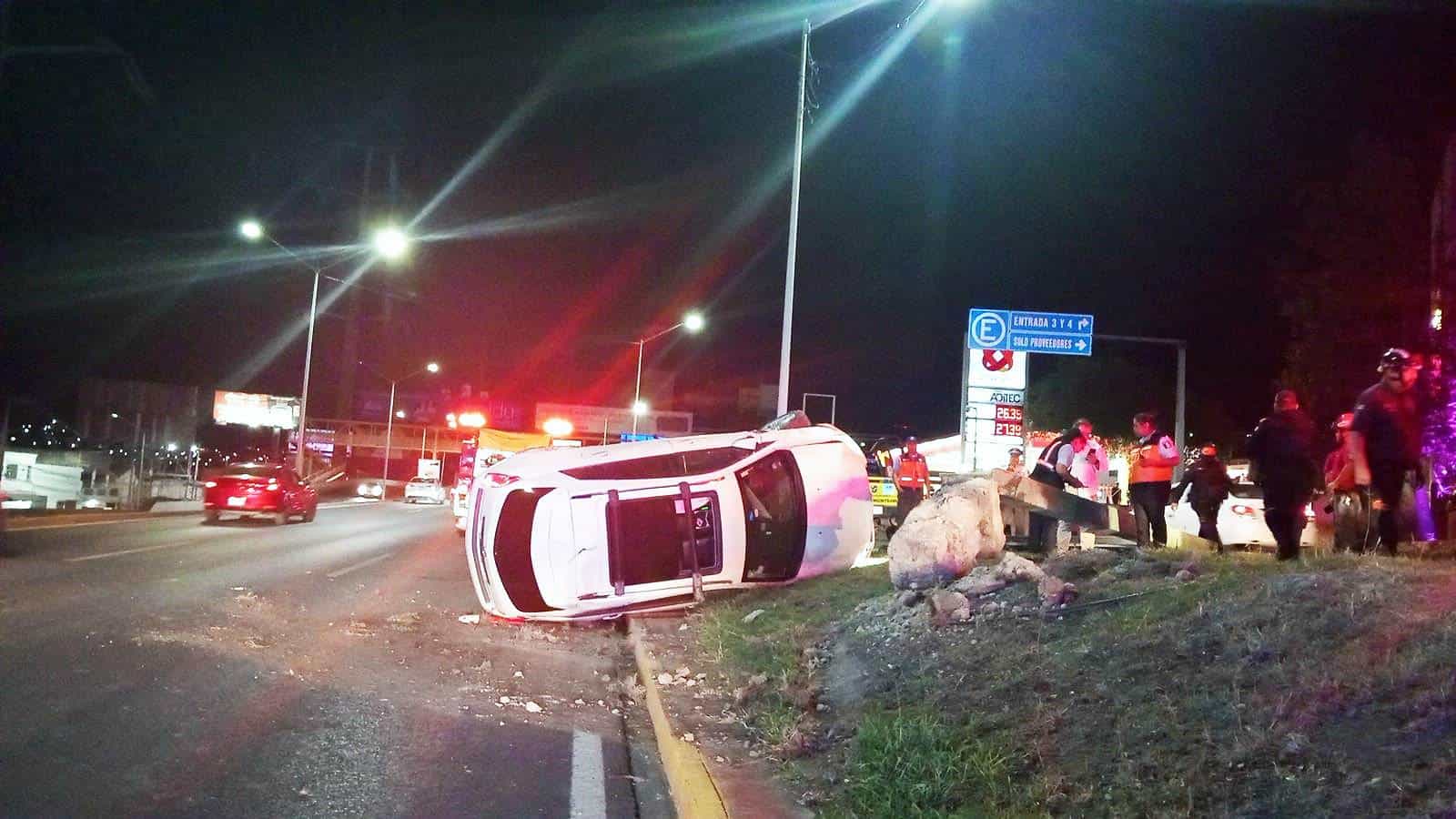 Un hombre terminó con diversas lesiones, al volcar su automóvil en la Avenida Lázaro Cárdenas, a la altura de Valle Oriente de esta ciudad.