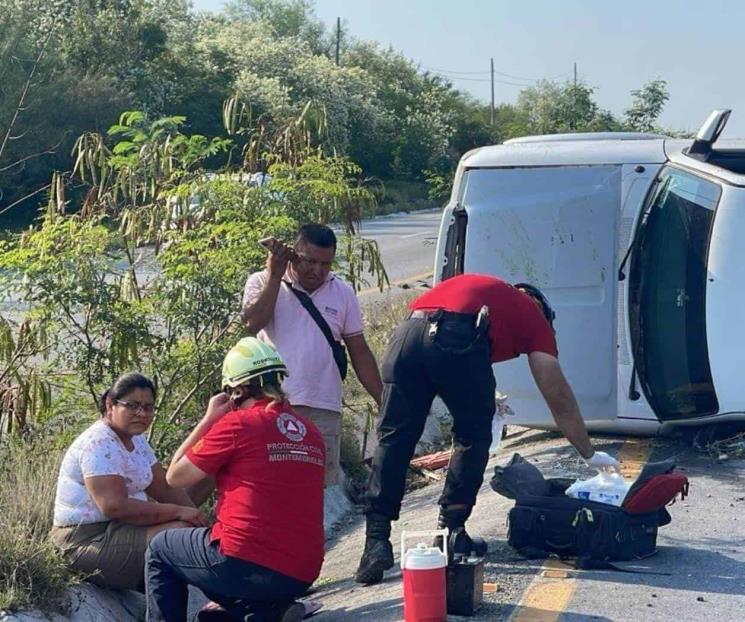Volcadura deja tres lesionados en carretera de Montemorelos