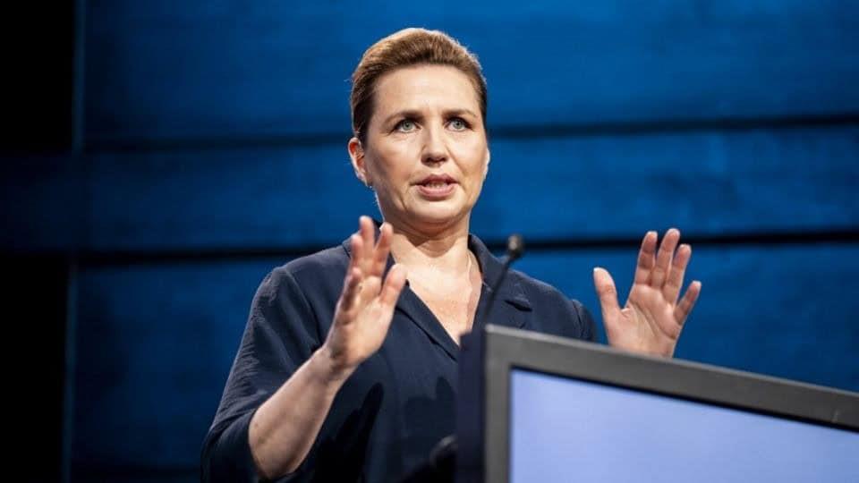 Atacan a la primera ministra danesa en la calle