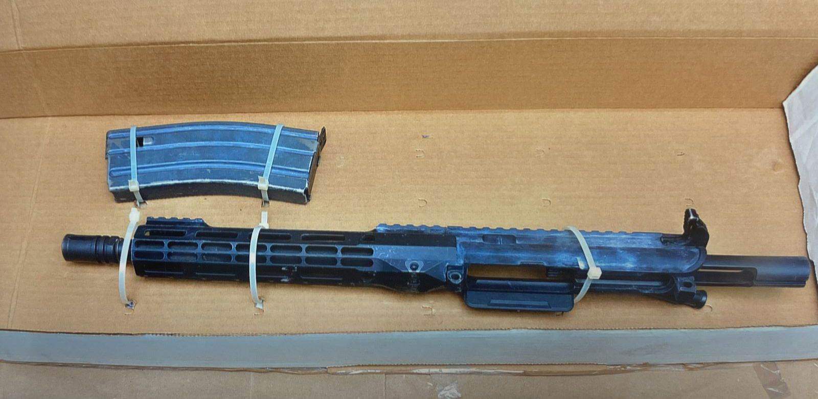 Un Juez Federal sentenció a cuatro años de prisión a un hombre que fue sorprendido portando un fusil de asalto y un cargador, dentro de una mochila en el municipio de Ciénega de Flores.