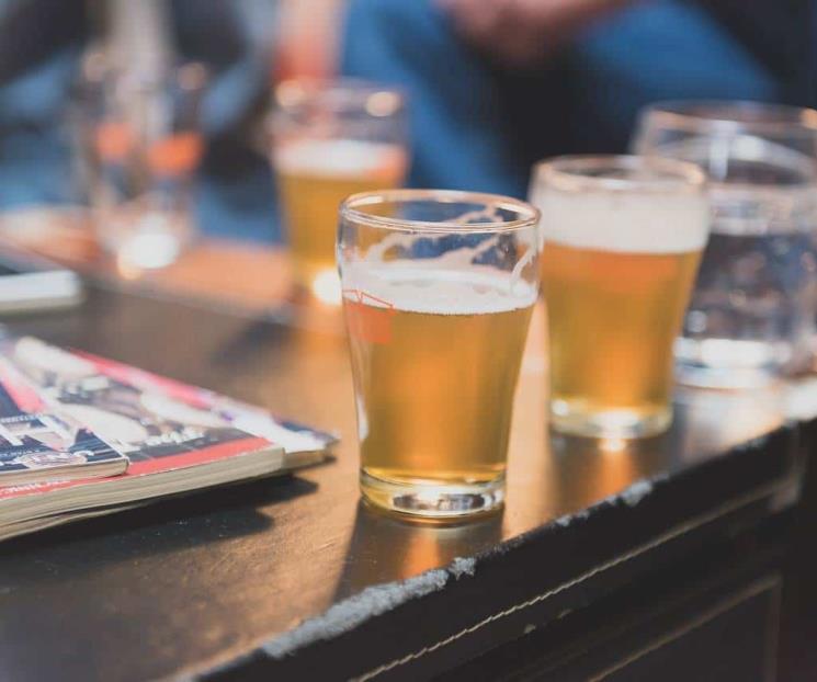 Mexicanos beben más en casa ante aumento de precios: Consultora