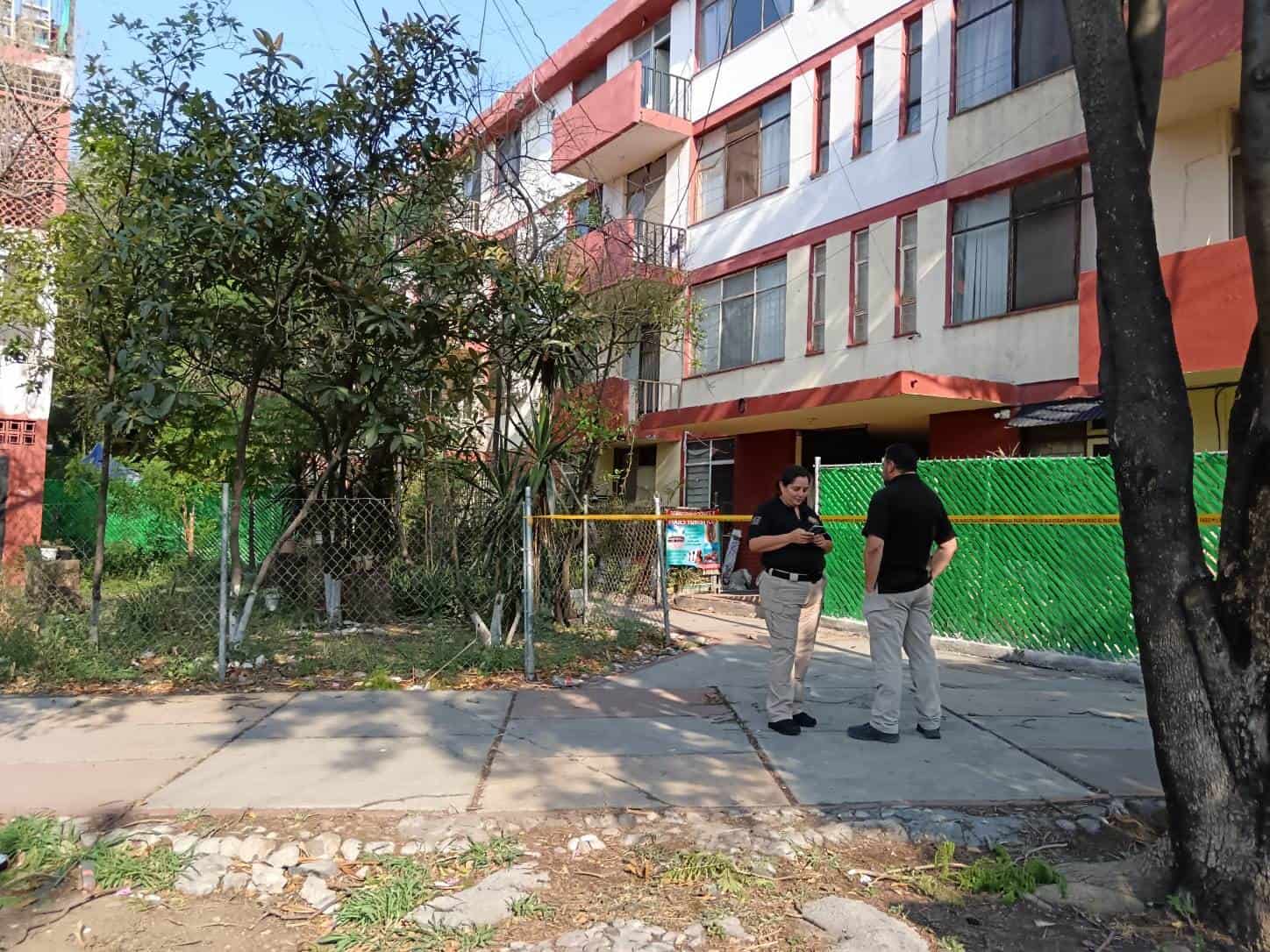 Una persona sin vida y en avanzado estado de descomposición fue localizado en un departamento de los Condominios Constitución, en el centro de la ciudad.