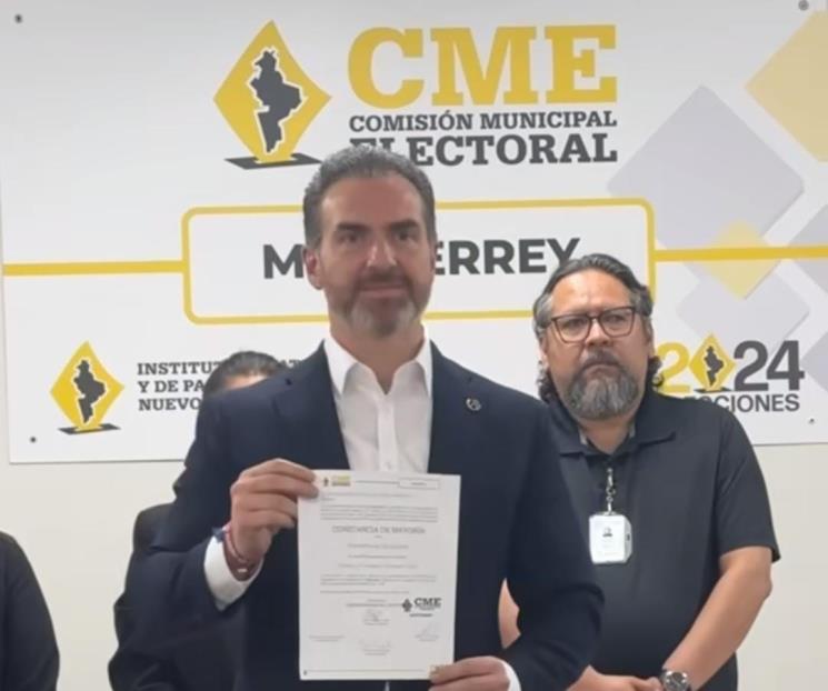 Reafirma Adrián triunfo y recibe su constancia Reafirma Adrián triunfo y recibe su constancia