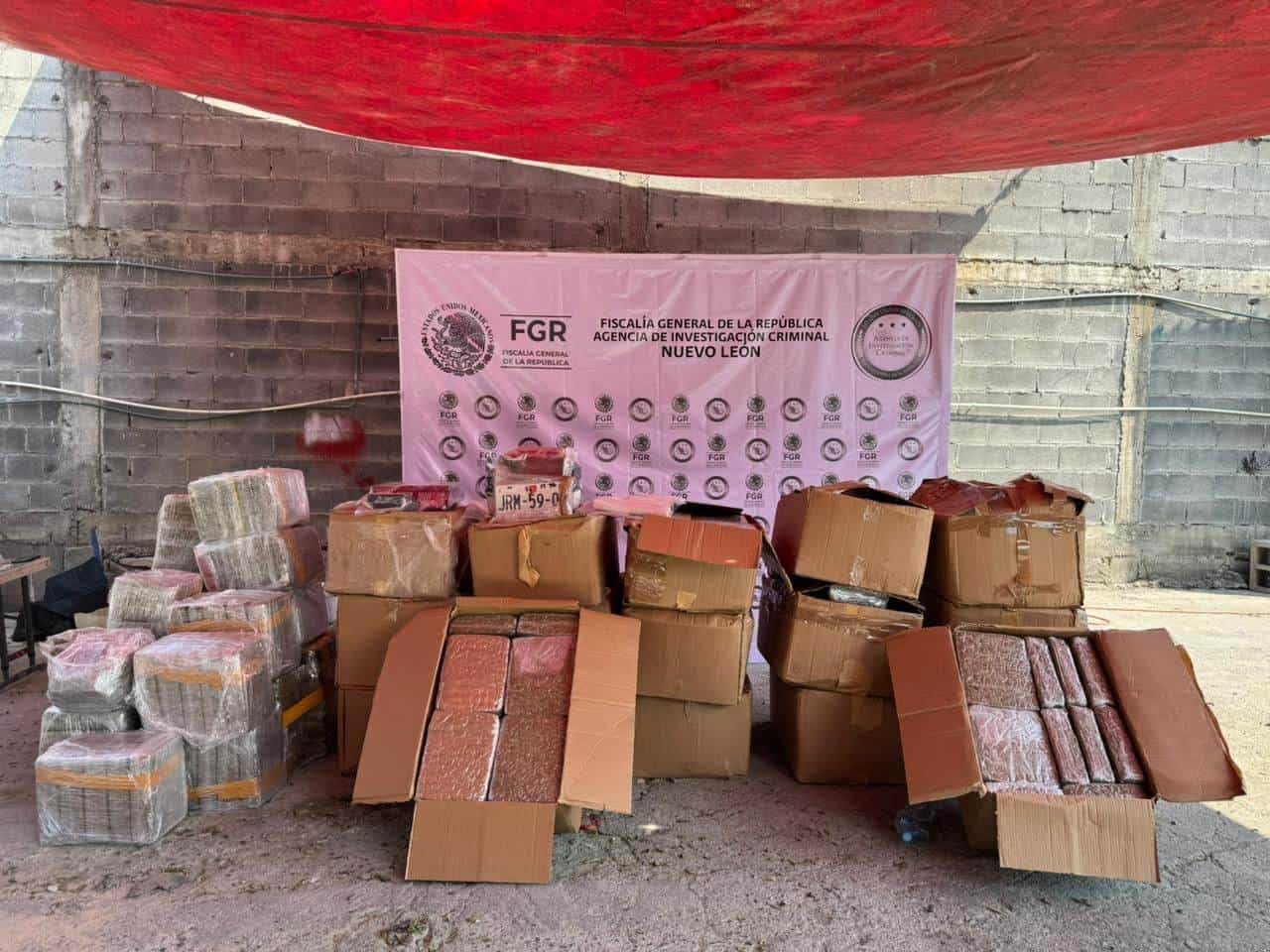 Elementos de la Policía Federal Ministerial, dio un fuerte golpe a la delincuencia organizada al decomisar más de 700 kilos, a un grupo delincuencia que operaba en el municipio de Santiago.