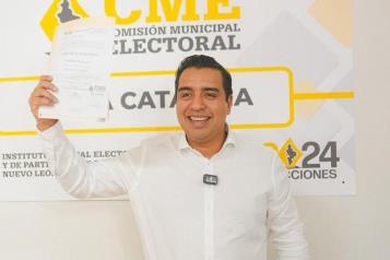 Recibe Nava su constancia