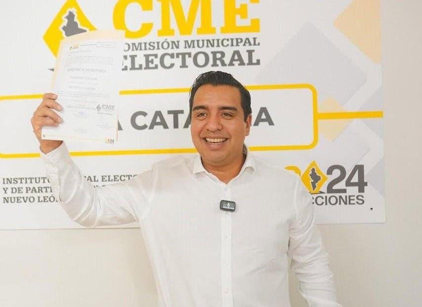 Recibe Nava su constancia