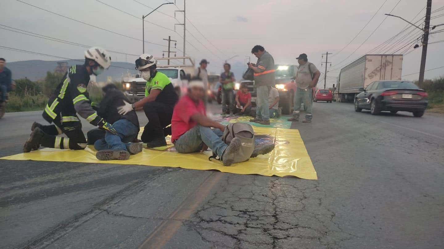 Un accidente entre un tráiler y una camioneta Van dejó como saldo a 11 pasajeros lesionados, en García.