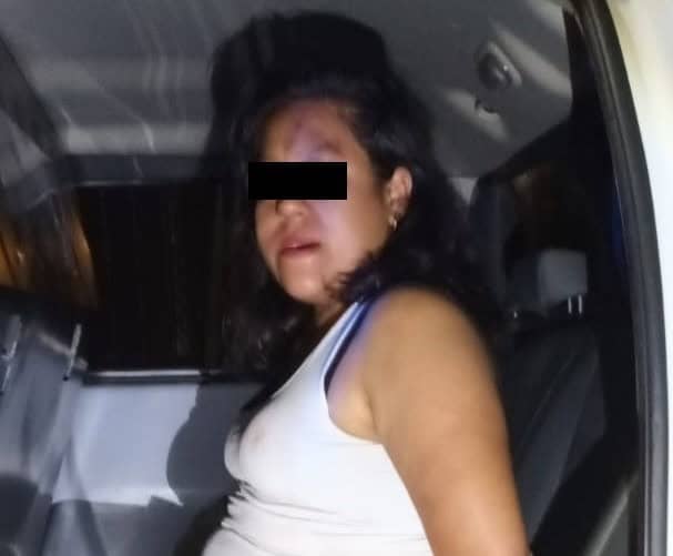 Una pareja fue detenida por oficiales de la Policía de Monterrey, luego que presuntamente asaltaron y agredieron a golpes al chofer de un ecotaxi, en la colonia Contry.