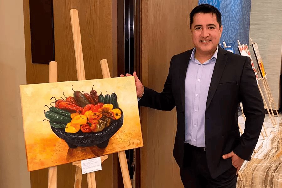 ¡Arte internacional! Profesor Tec lleva sus obras en óleo a Dubái
