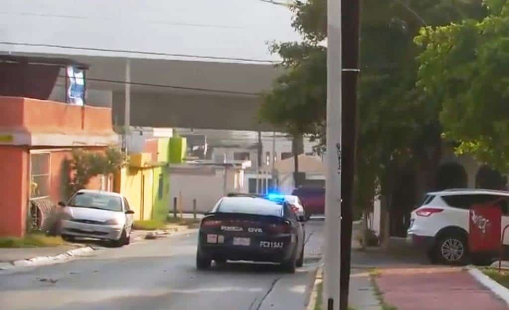 Hombres armados intentaron ejecutar a balazos a un jovencito, cuando caminaba en calles de la Colonia Unidad Modelo en Monterrey.