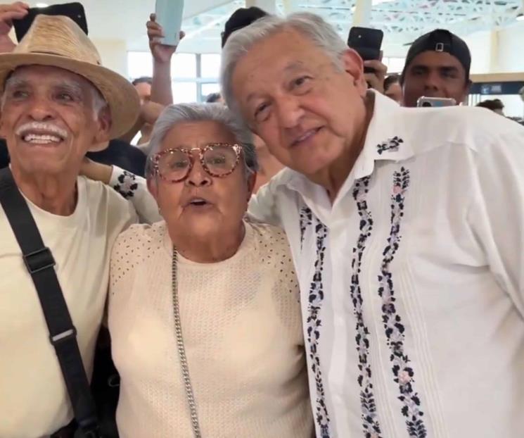 Se deja ‘apachar’ AMLO en visita al Tren Maya