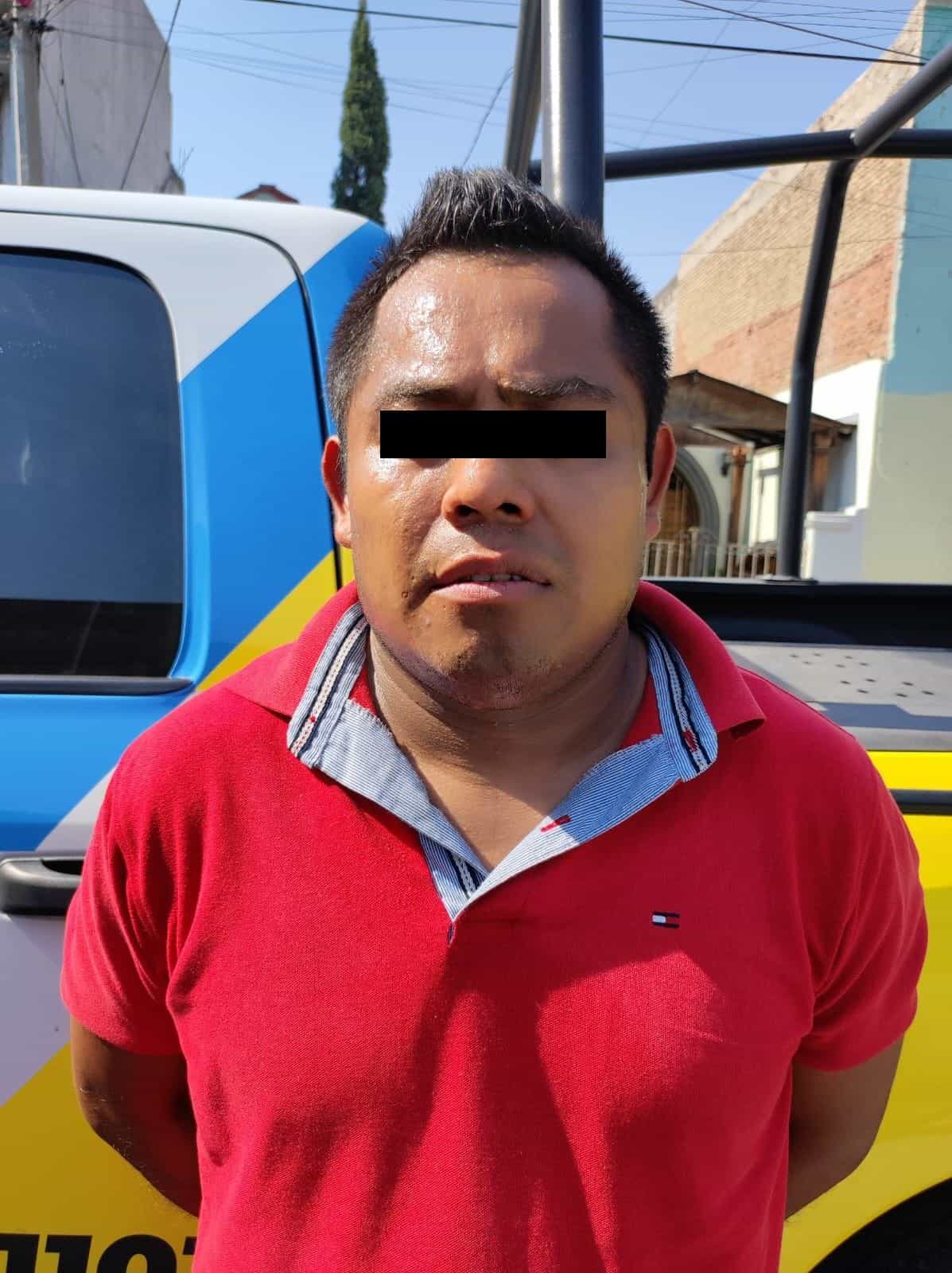 un hombre originario del estado de Chiapas, fue detenido por oficiales de la Policía de Monterrey, luego de que presuntamente ingresó a una tienda de conveniencia para asaltar al dependiente, amagándolo con un arma de fuego y huir del lugar, en el centro de la ciudad.