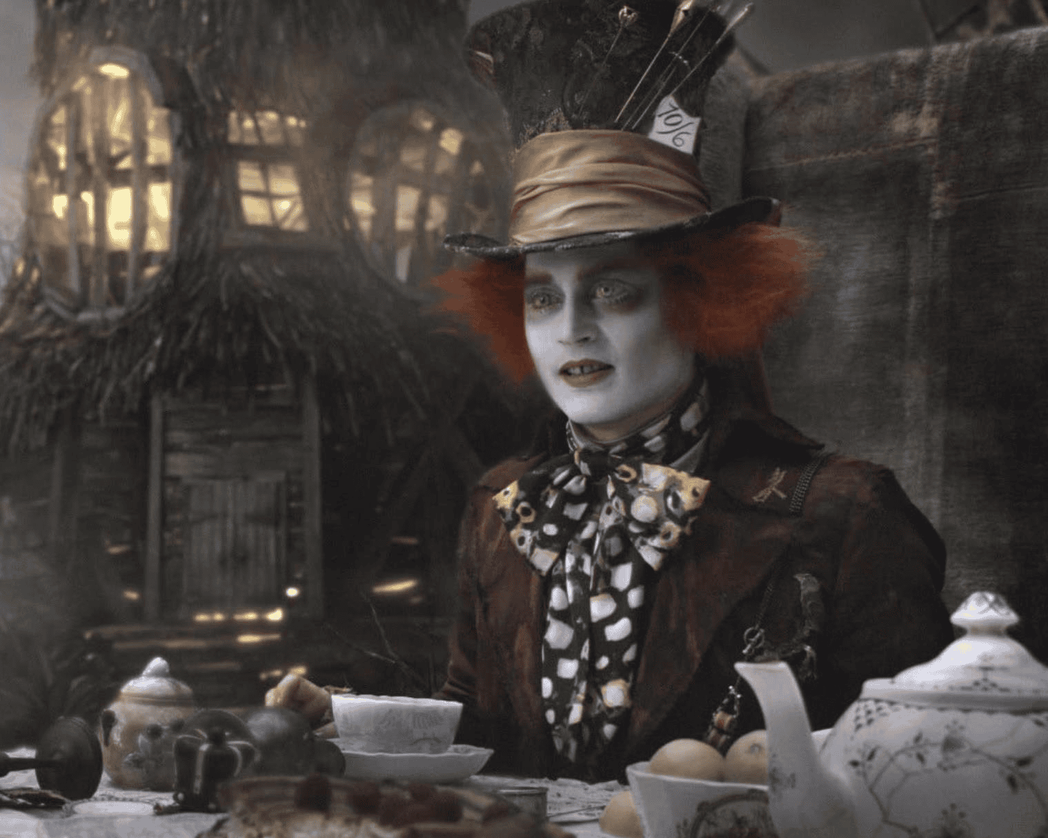 La excentricidad de Johnny Depp llegó a otro nivel con su caracterización del Sombrerero Loco en Alicia En El País de las Maravillas (2010)