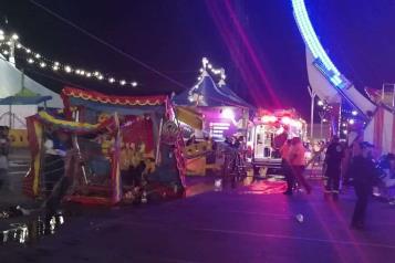 Rescatan a 30 de juego mecánico averiado